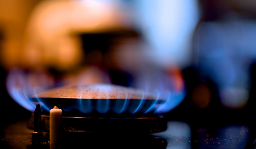 Estufa de cocina de gas encendida que funciona con propano natural